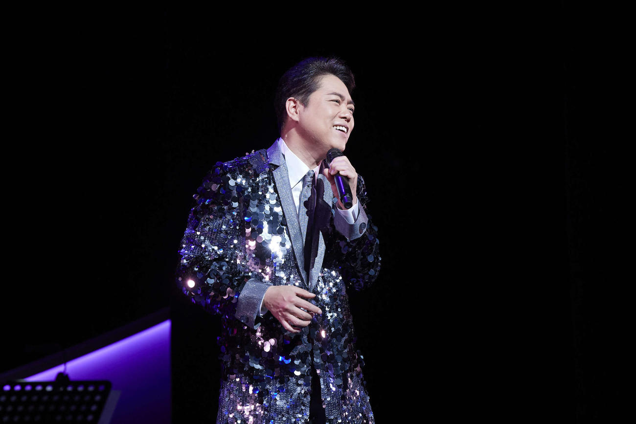 デビュー15周年記念特別公演を開幕した三山ひろし