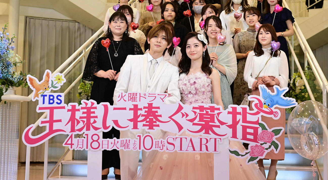 TBS系ドラマ「王様に捧ぐ薬指」完成披露試写会・制作発表で記念撮影に臨む山田涼介（左）と橋本環奈（撮影・小沢裕）
