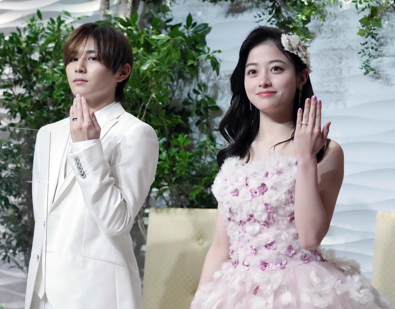 TBS系ドラマ「王様に捧ぐ薬指」完成披露試写会・制作発表の生配信結婚会見で指輪を披露する山田涼介（左）と橋本環奈（撮影・小沢裕）