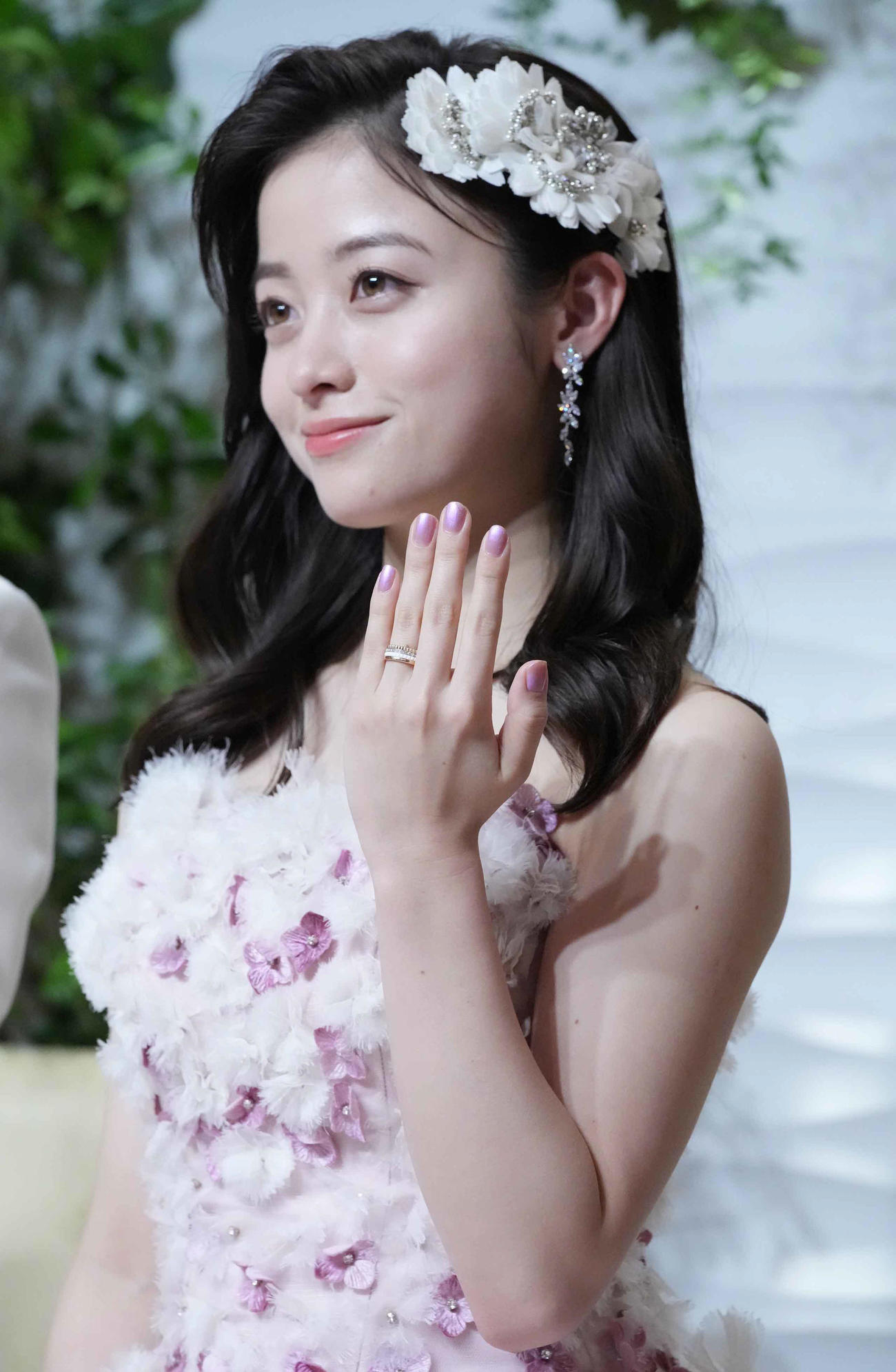 TBS系ドラマ「王様に捧ぐ薬指」完成披露試写会・制作発表の生配信結婚会見で指輪を披露する橋本環奈（撮影・小沢裕）