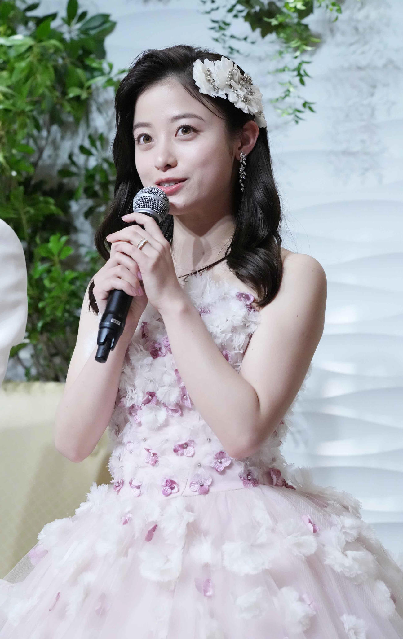 TBS系ドラマ「王様に捧ぐ薬指」完成披露試写会・制作発表の生配信結婚会見に臨む橋本環奈（撮影・小沢裕）