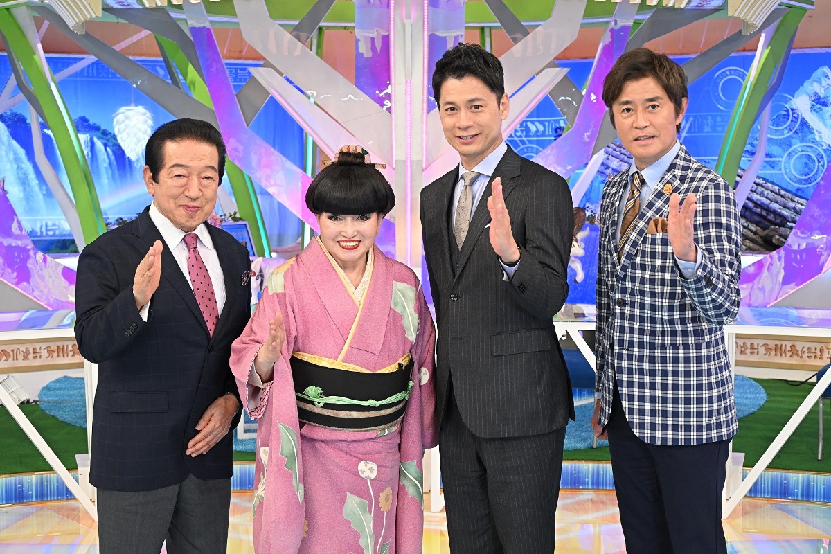 「世界ふしぎ発見！」新MCの石井亮次（右から2人目）。左から草野仁、黒柳徹子、1人おいて野々村真（C）TBS