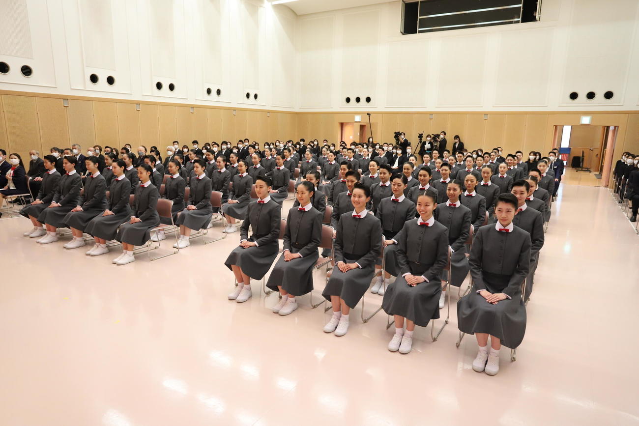 マスクを外して入学式に臨んだ宝塚音楽学校111期生