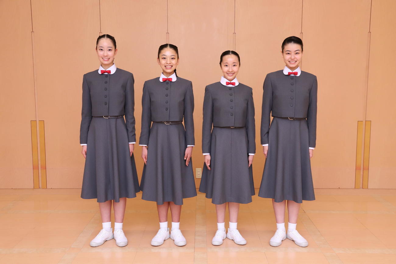 宝塚音楽学校111期生代表の（左から）小熊萌子さん、觜本ゆかるさん、西巻いぶ季さん、平尾百合音さん