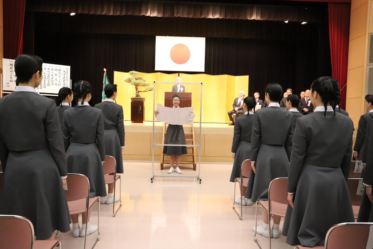 111期生入学式で、歓迎の辞を述べる本科生総代の工藤すず奈さん