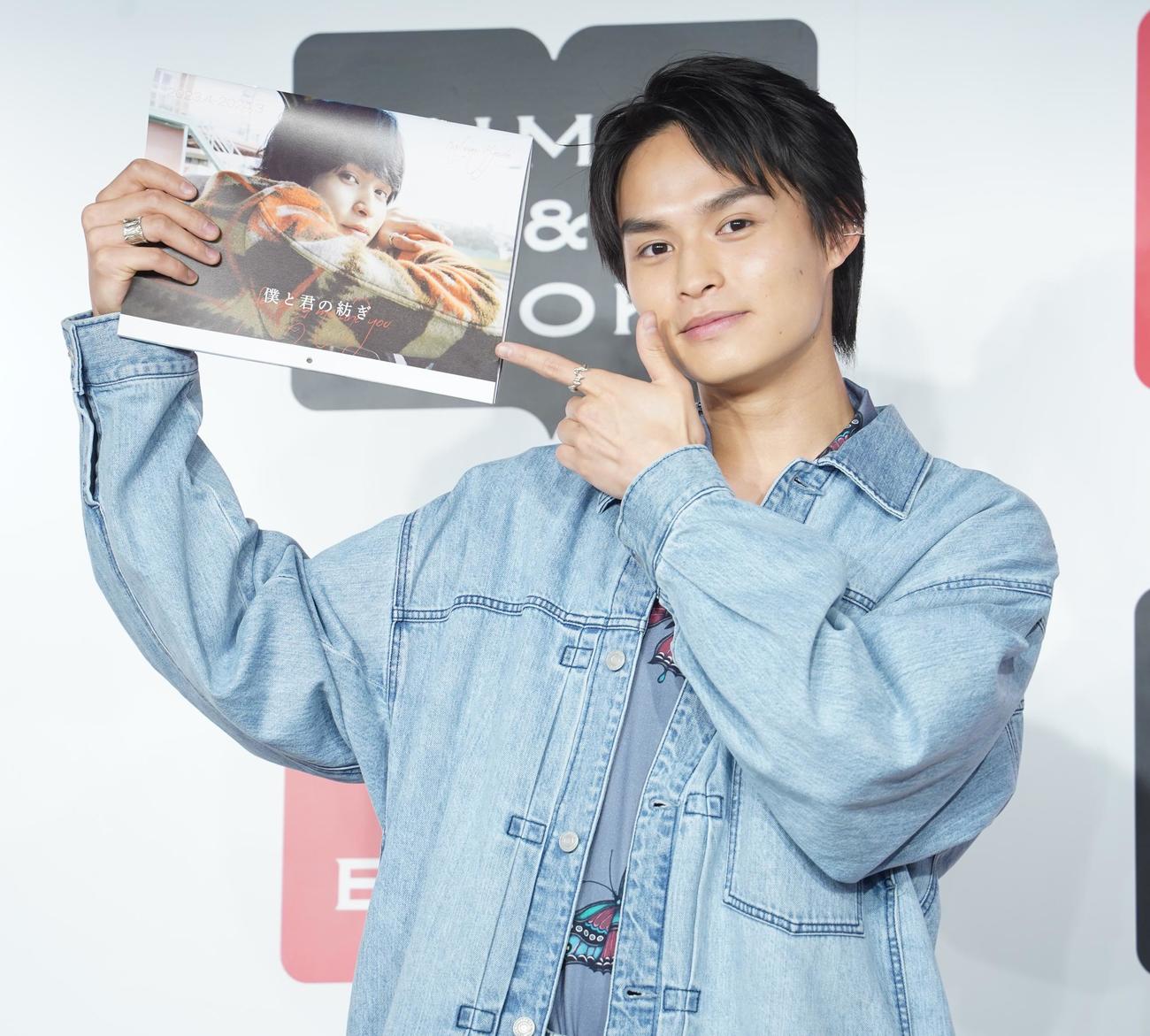 カレンダー発売イベントを行った兵頭功海（撮影・佐藤勝亮）