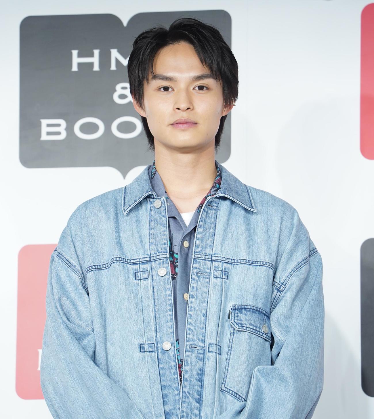 カレンダー発売イベントを行った兵頭功海（撮影・佐藤勝亮）