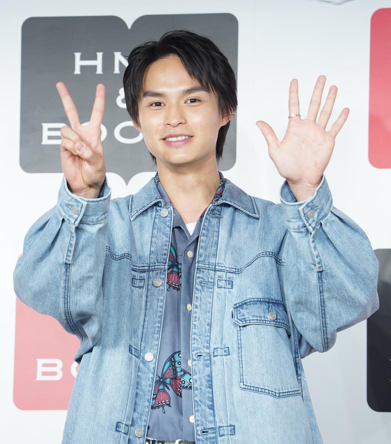 カレンダー発売イベントを行った兵頭功海は25歳をアピール（撮影・佐藤勝亮）