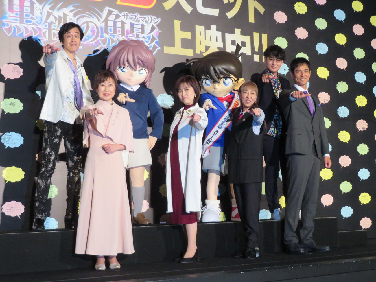 アニメ映画「名探偵コナン　黒鉄の魚影」公開記念舞台あいさつに登壇した、前列左から山崎和佳奈、林原めぐみ、高山みなみ、沢村一樹、後列左から小山力也、灰原哀、江戸川コナン、立川譲監督（撮影・村上幸将）