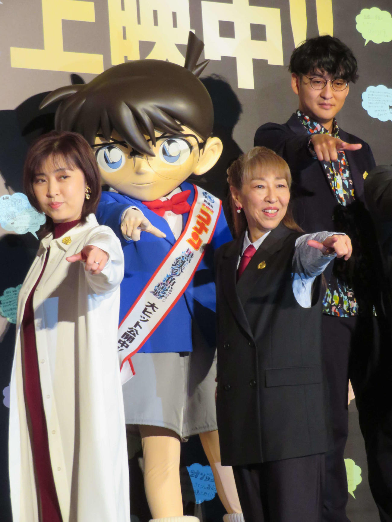 アニメ映画「名探偵コナン　黒鉄の魚影」公開記念舞台あいさつに登壇した、左から林原めぐみ、江戸川コナン、高山みなみ、立川譲監督（撮影・村上幸将）