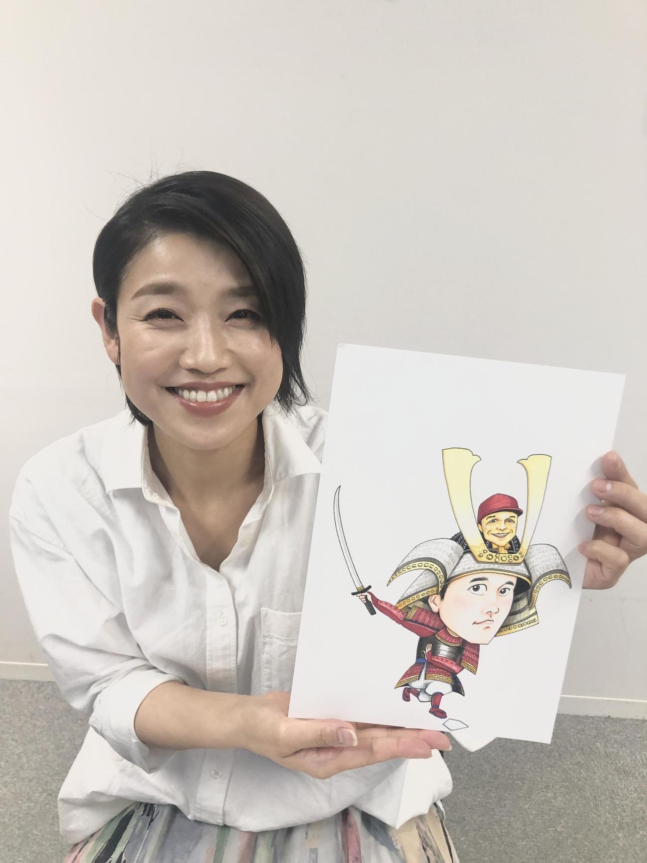 大谷翔平の甲冑姿を描いた新作イラストを持つ川野夏美