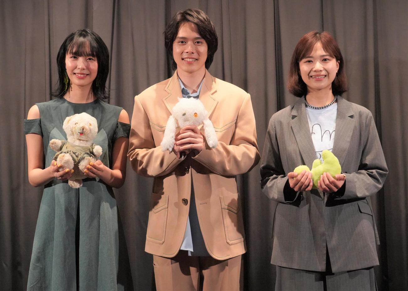 映画「ぬいぐるみとしゃべる人はやさしい」の公開記念舞台あいさつに出席した、左から駒井蓮、細田佳央太、金子由里奈監督（撮影・佐藤成）