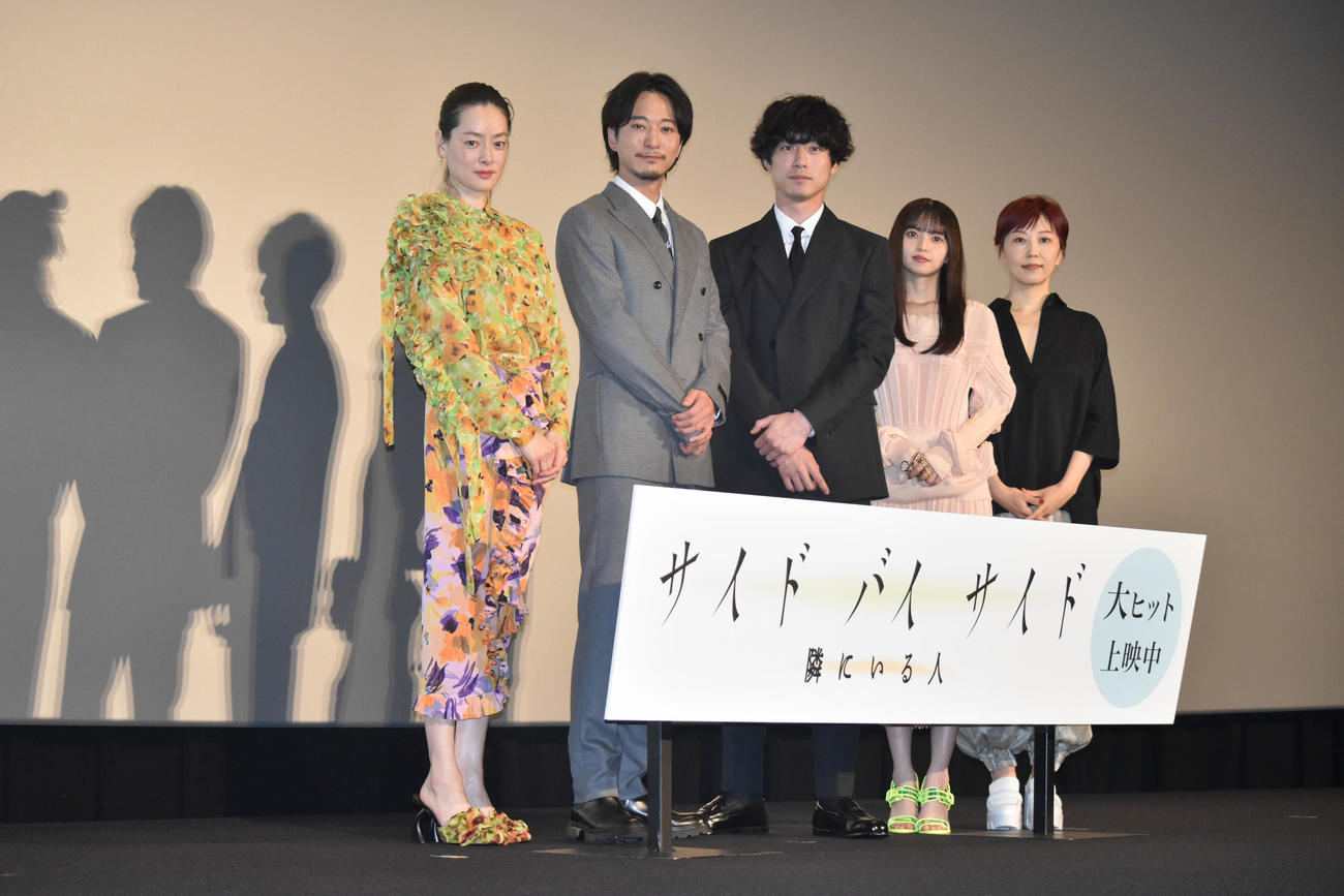 映画「サイド　バイ　サイド　隣にいる人」公開記念舞台あいさつに登壇した主演の坂口健太郎（中央）。左から市川実日子、浅香航大、1人おいて齋藤飛鳥、伊藤ちひろ監督