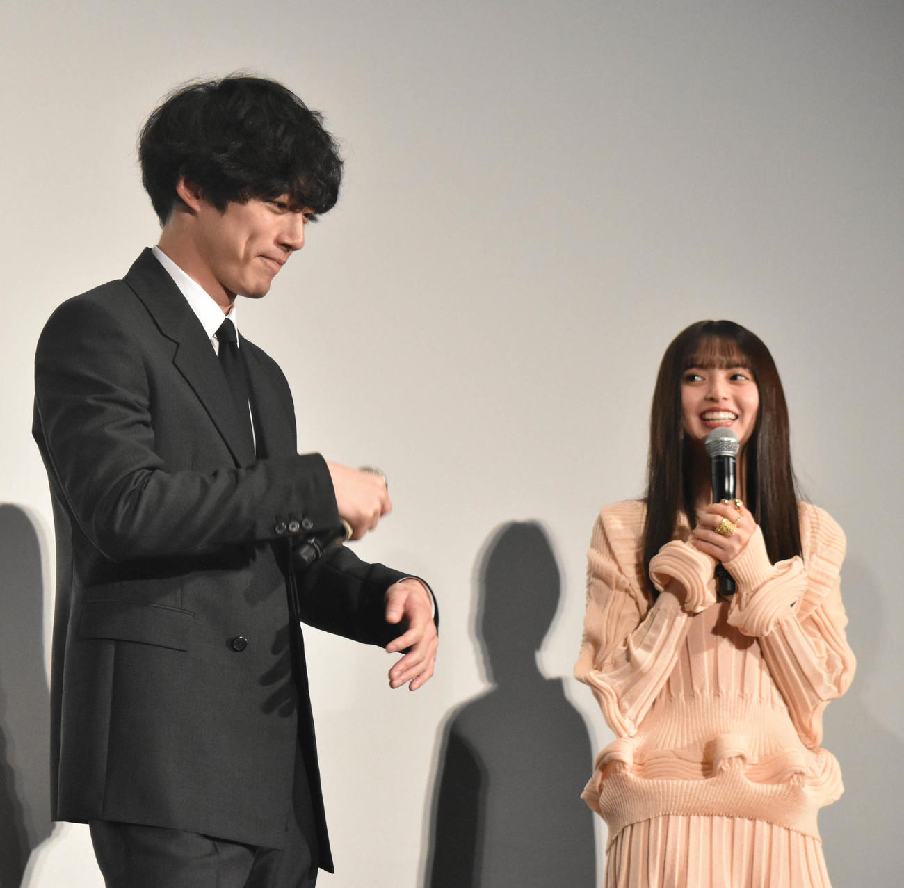 映画「サイド　バイ　サイド　隣にいる人」公開記念舞台あいさつで、初共演となった互いの印象について話す坂口健太郎と齋藤飛鳥