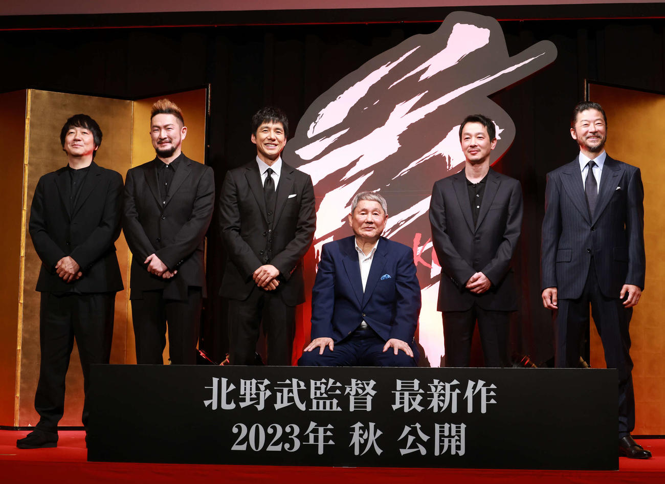 映画「首」の完成報告会を行った、左から大森南朋、中村獅童、西島秀俊、北野武監督、加瀬亮、浅野忠信（撮影・中島郁夫）