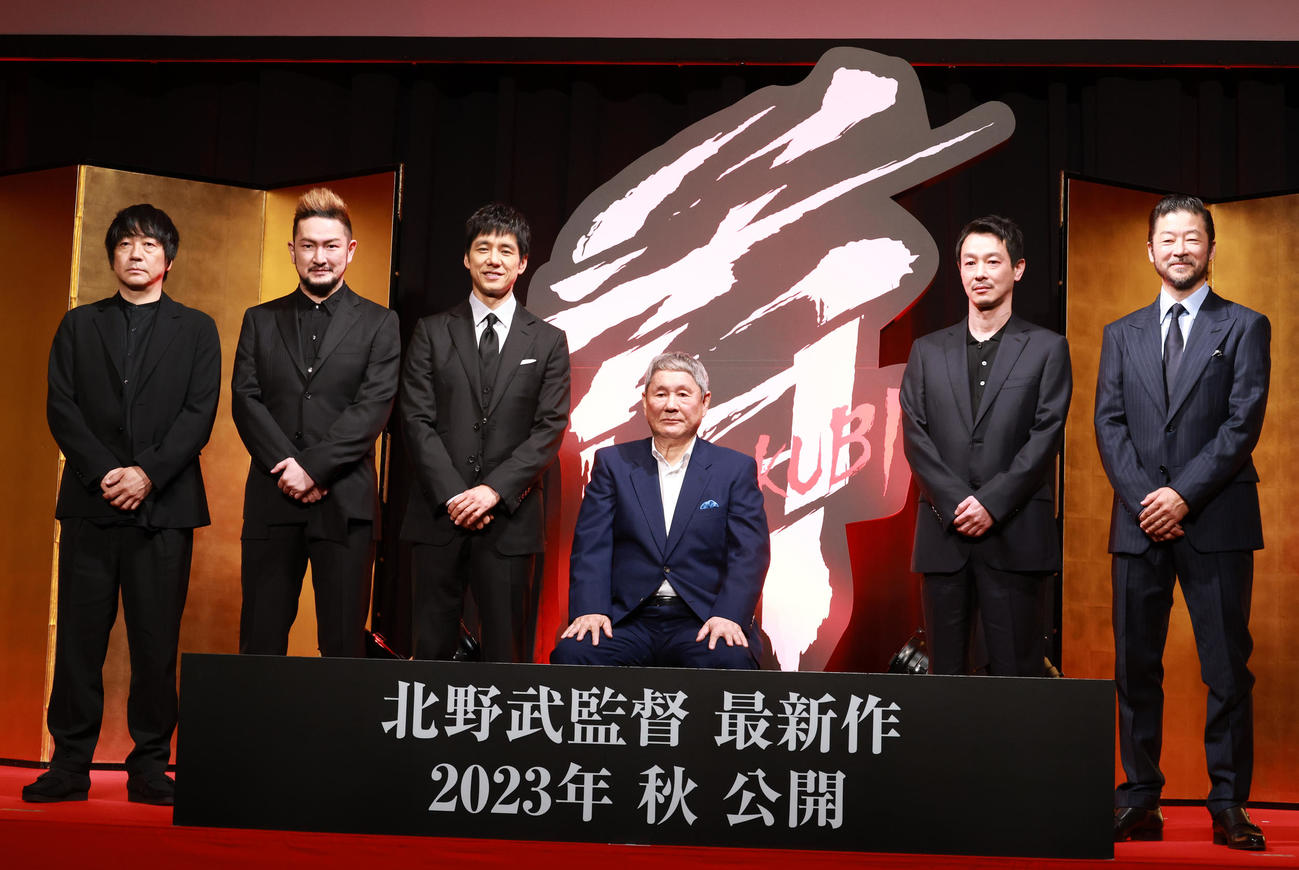 映画「首」完成報告会を行った、左から大森南朋、中村獅童、西島秀俊、北野武監督、加瀬亮、浅野忠信（撮影・中島郁夫）