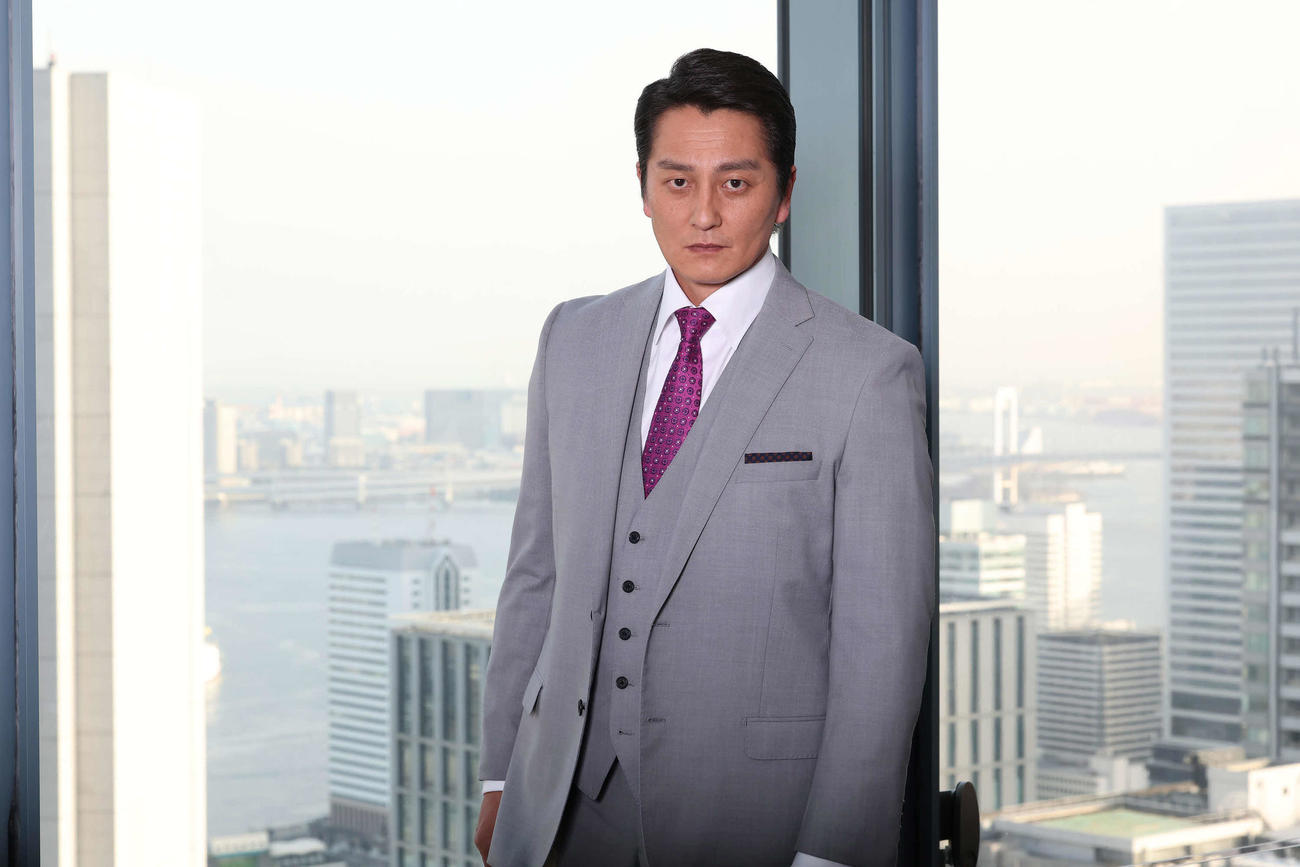 スーツをビシッと着こなす本宮泰風さん。レンズを見つめる目力がとにかく強かったです。（撮影・丹羽敏通）