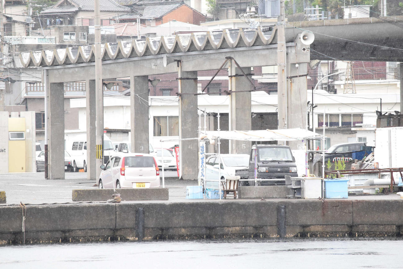 爆発があった雑賀崎漁港（撮影・阪口孝志）