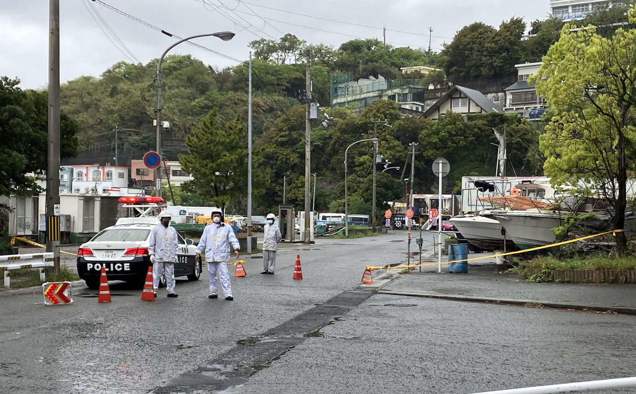 岸田首相が応援演説に訪れ、爆発があった和歌山市の雑賀崎漁港周辺では警察によって規制線が張られた（撮影・阪口孝志）