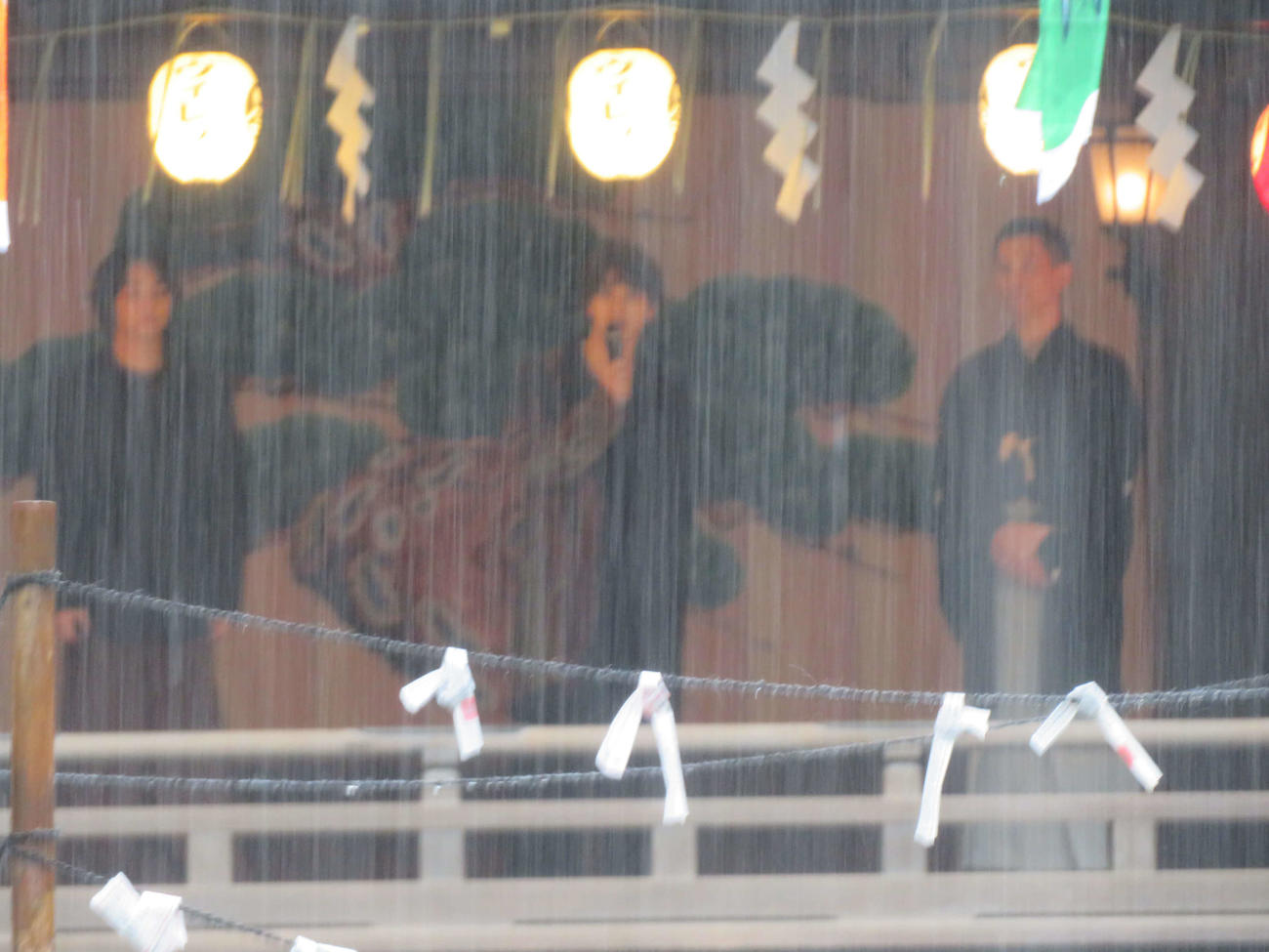 映画「ヴィレッジ」イベントで激しい降雨の中、最後のあいさつをする、左から奥平大兼、横浜流星、塩津圭介（撮影・村上幸将）