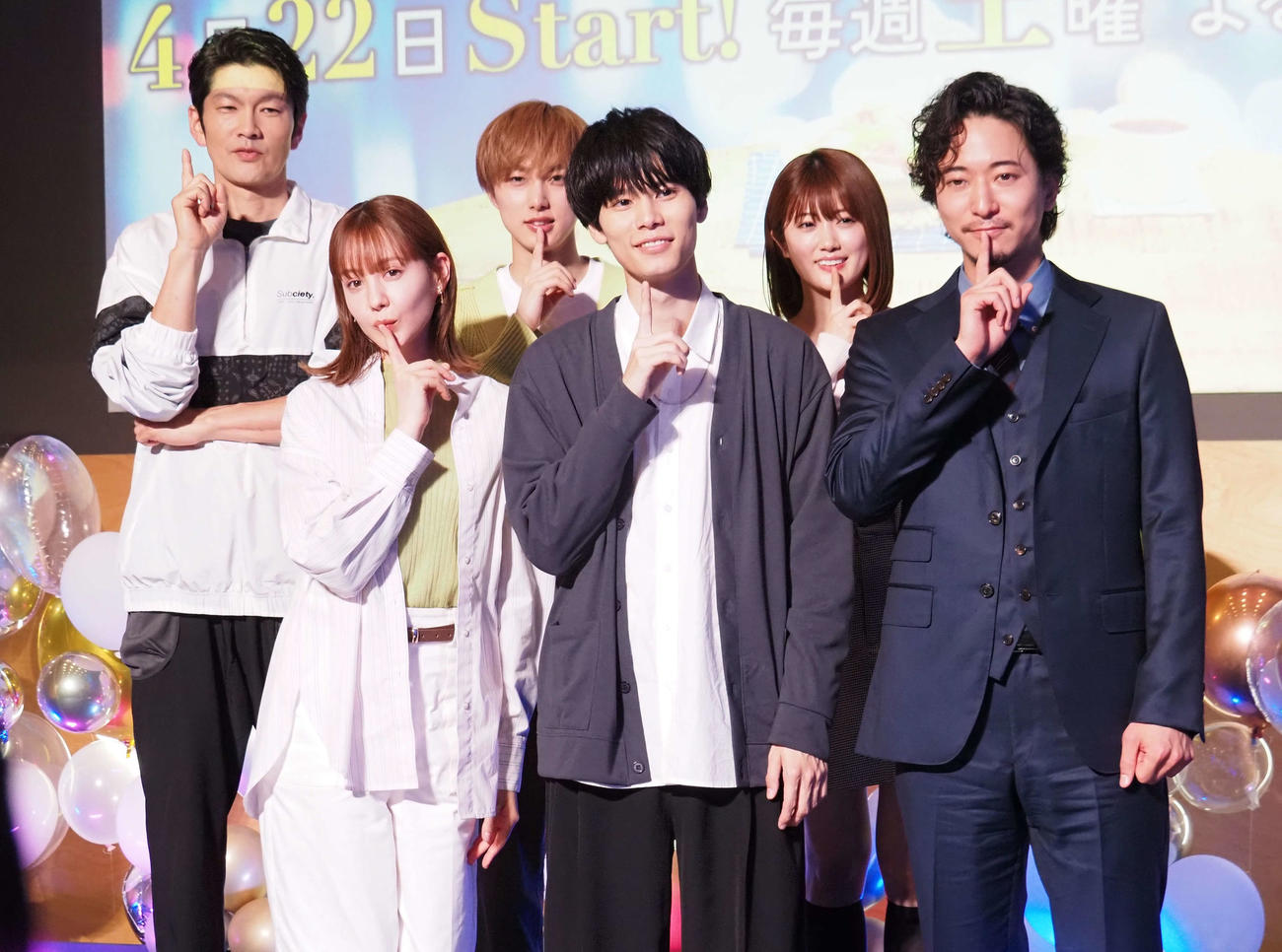 テレビ朝日系ドラマ「月読くんの禁断お夜食」制作発表に出席した、手前左からトリンドル玲奈、萩原利久、浅香航大、後方左から丸山智己、尾崎匠海、樋口日奈（撮影・遠藤尚子）