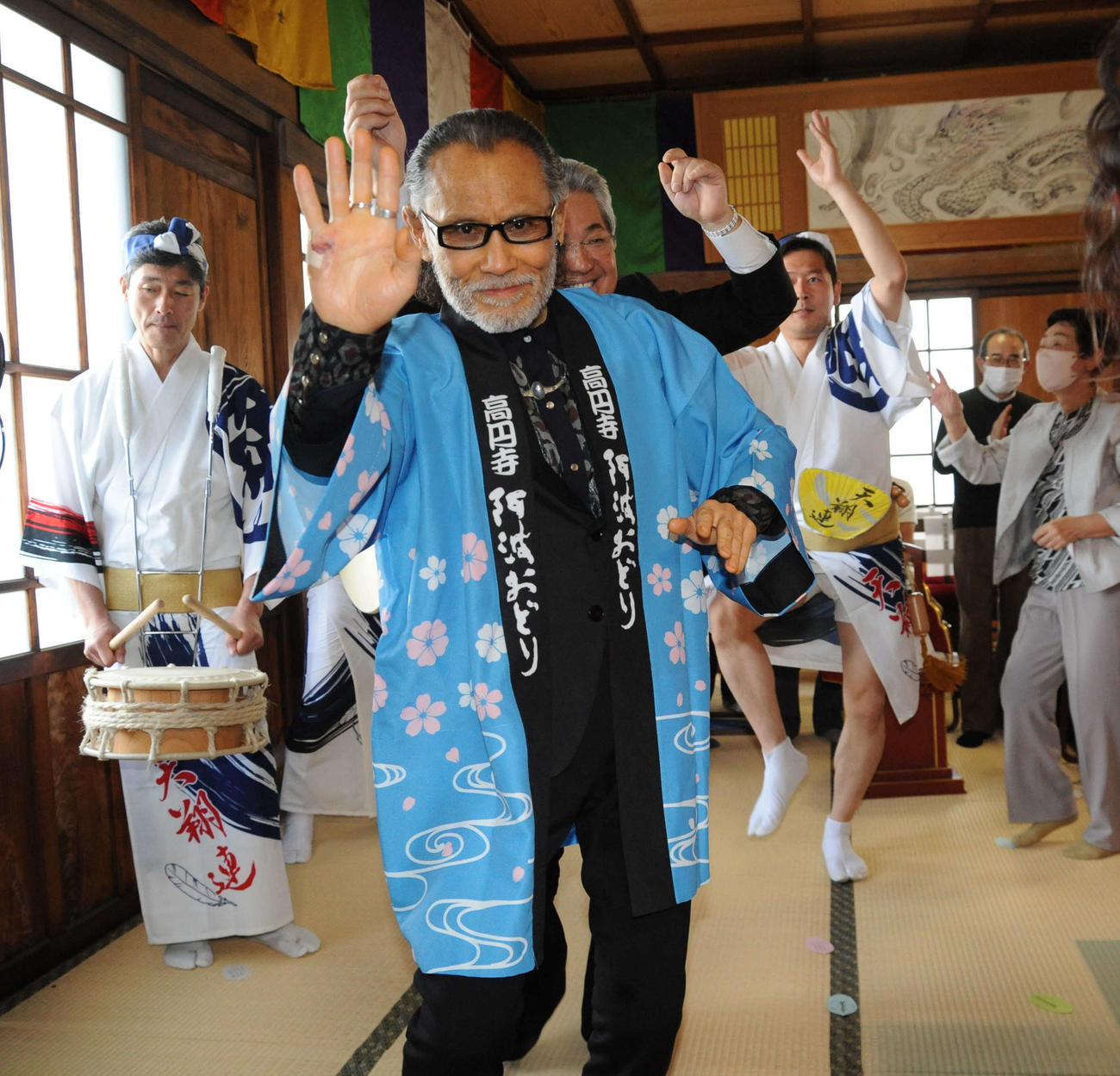 「お江戸の伎芸天　開眼法要」に出席し、阿波おどりを踊る片岡鶴太郎（撮影・松尾幸之介）