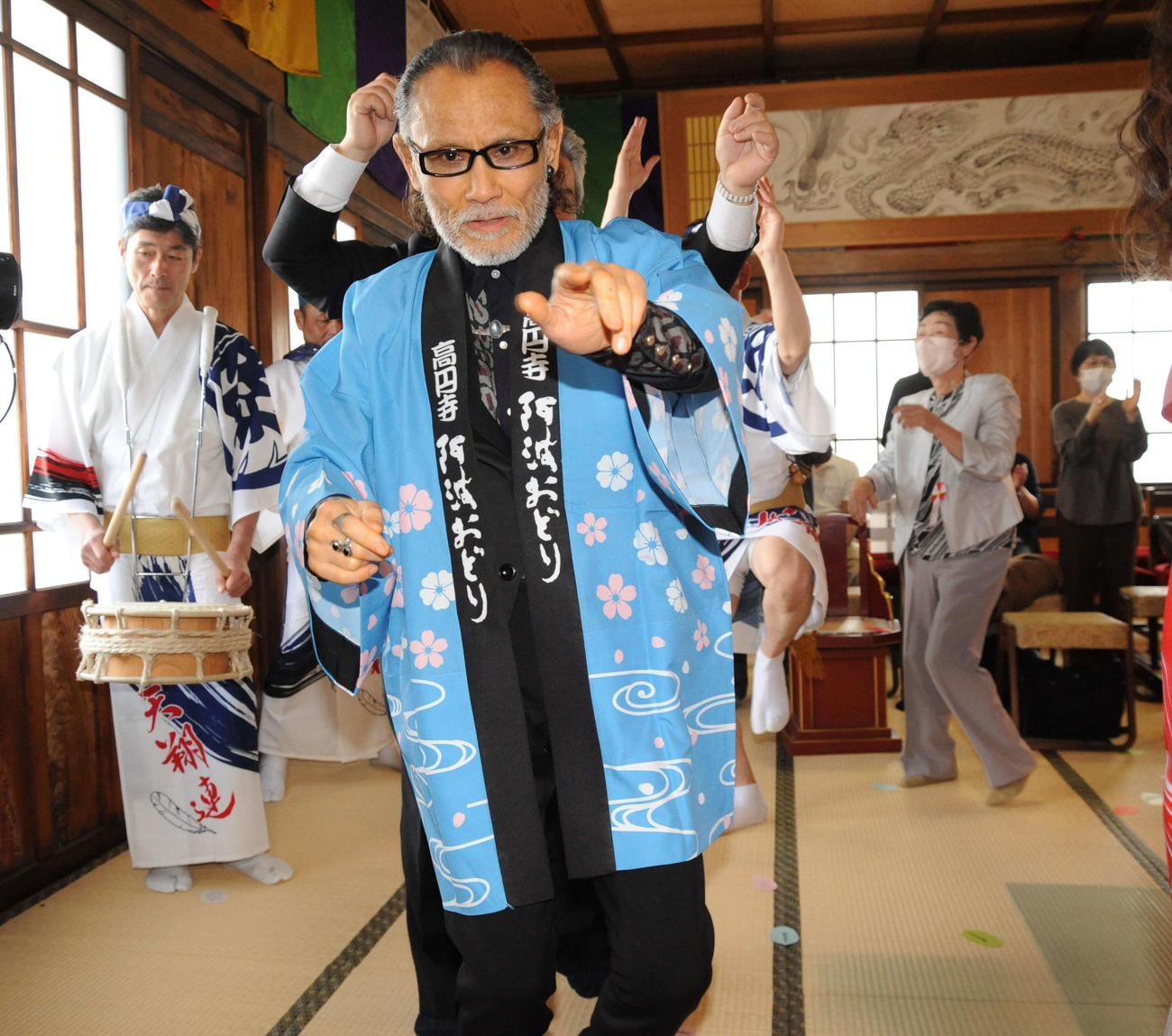 「お江戸の伎芸天　開眼法要」で阿波おどりを踊りながら坂上二郎さんの「飛びます飛びます」のギャグを披露する片岡鶴太郎（撮影・松尾幸之介）