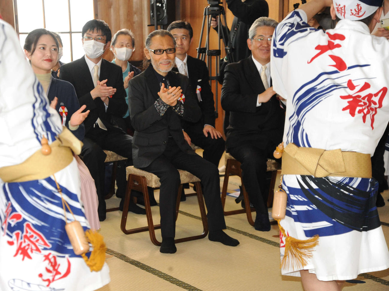 「お江戸の伎芸天　開眼法要」に出席し、阿波踊りを見る片岡鶴太郎（中央）（撮影・松尾幸之介）