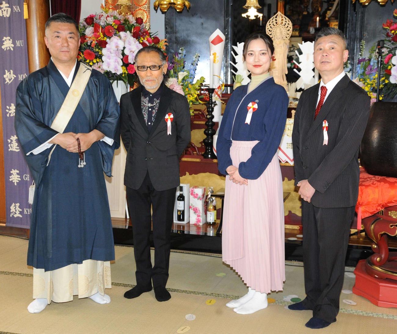 「お江戸の伎芸天　開眼法要」に出席した、左から大澤宏明住職、片岡鶴太郎、タレントの、みほとけ、芸人のコラアゲンはいごうまん（撮影・松尾幸之介）