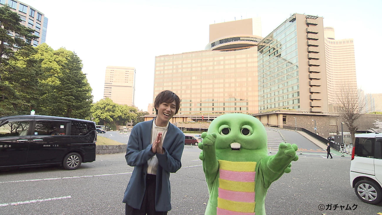 「Live News　イット！」に出演するSnow Man阿部亮平、ガチャピン（C）フジテレビ