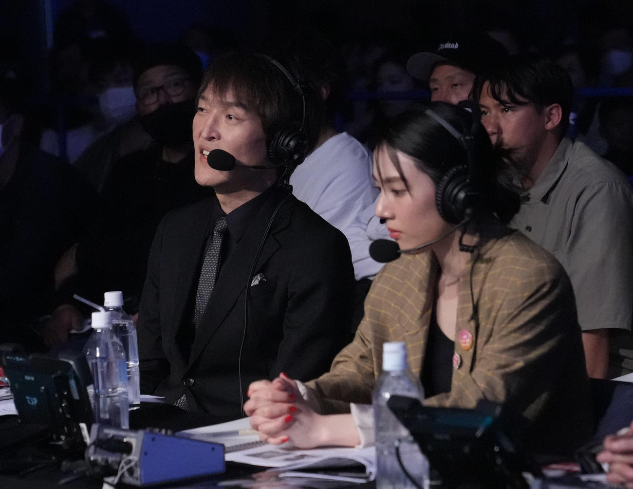 実況席でコメントする千原ジュニア（左）。手前は山本千尋（撮影・狩俣裕三）