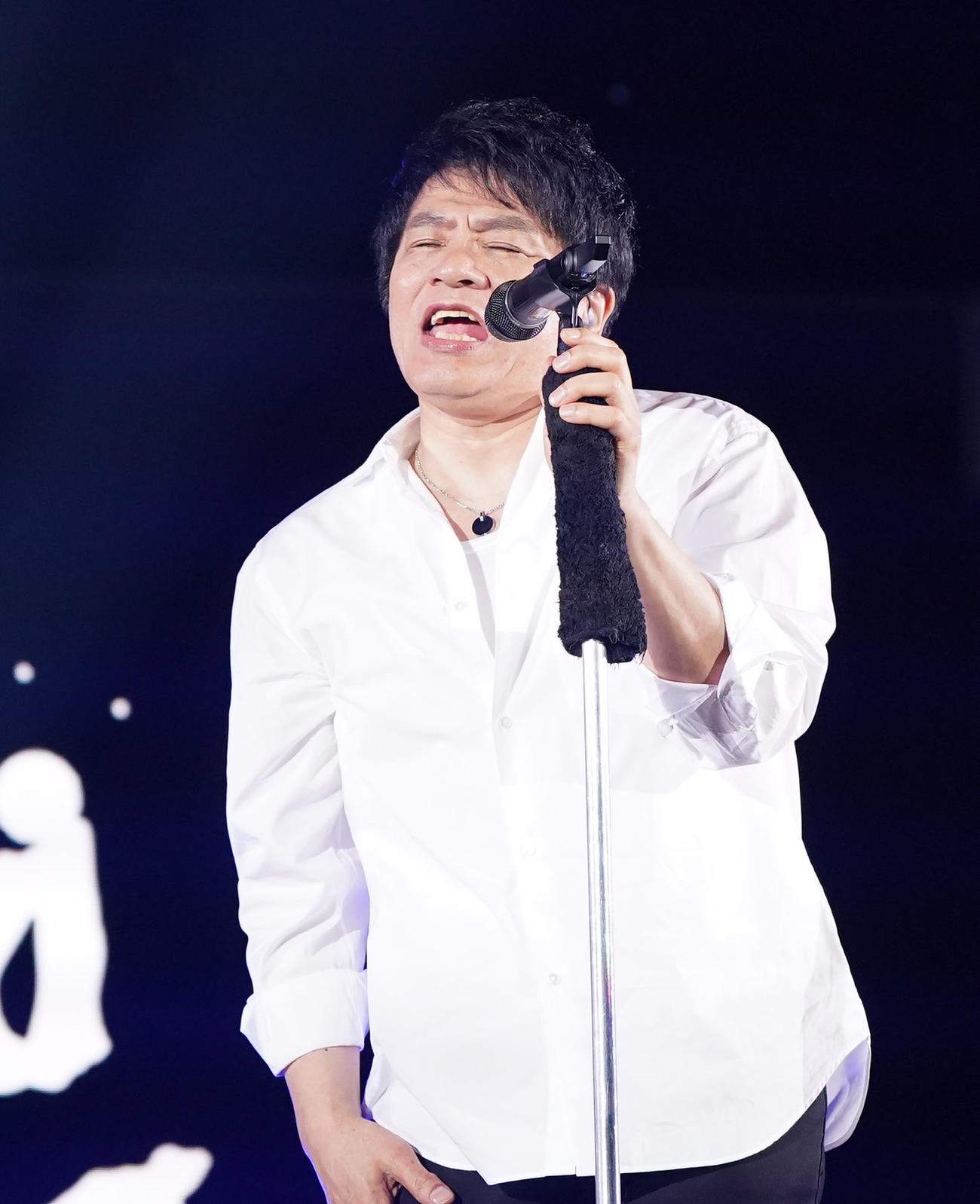 ミニマム級ダブル世界戦　ハーフタイムショーで熱唱するASKA（撮影・狩俣裕三）