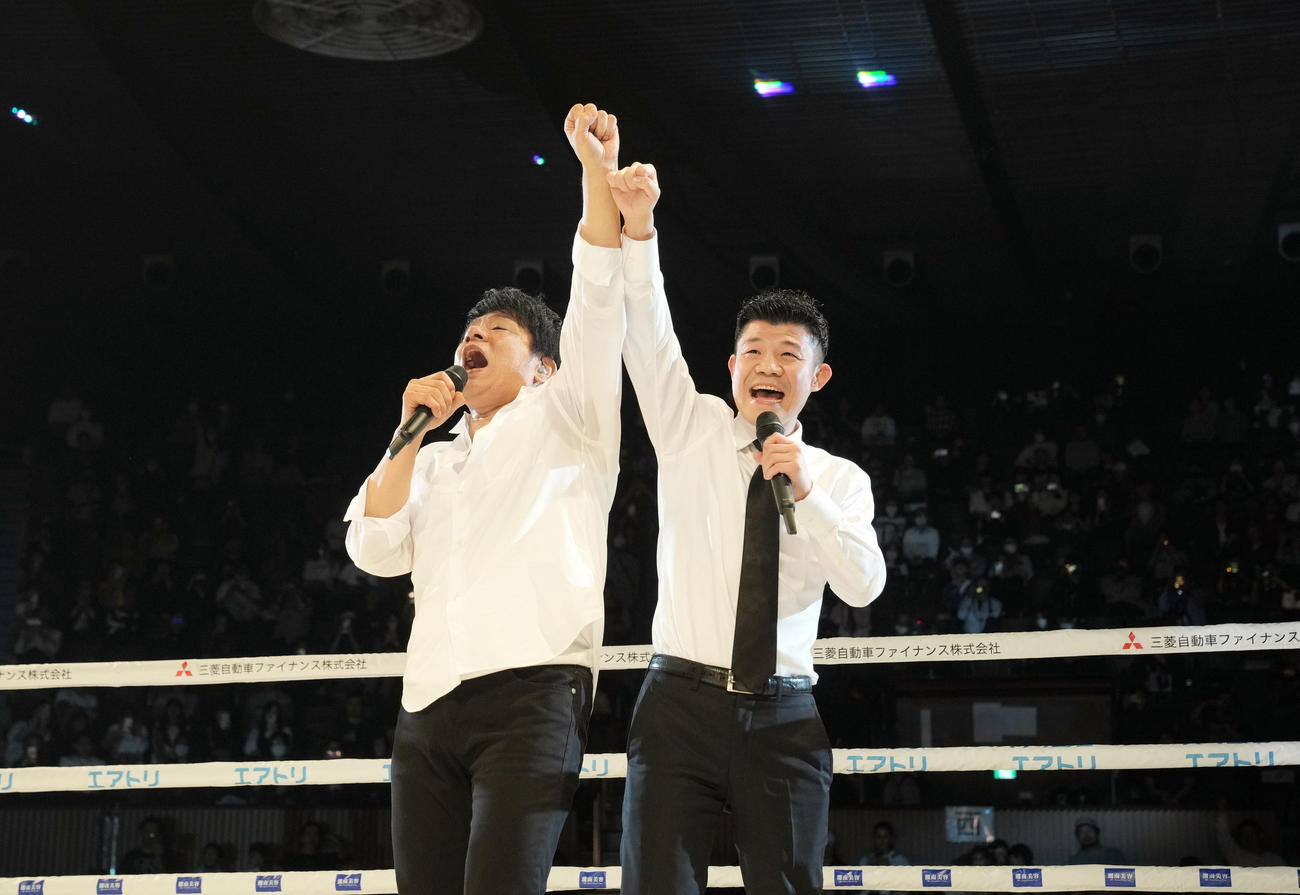 ミニマム級ダブル世界戦　ハーフタイムショーで亀田ファウンダー（右）といっしょに「YAH YAH YAH」を熱唱するASKA（撮影・狩俣裕三）