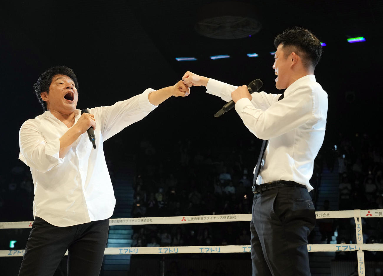 ミニマム級ダブル世界戦　ハーフタイムショーで亀田ファウンダー（右）といっしょに「YAH YAH YAH」を熱唱するASKA（撮影・狩俣裕三）