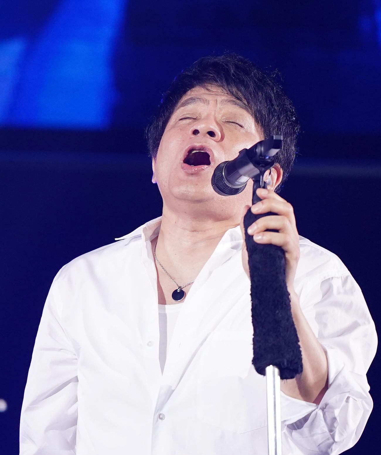 ミニマム級ダブル世界戦　ハーフタイムショーで熱唱するASKA（撮影・狩俣裕三）