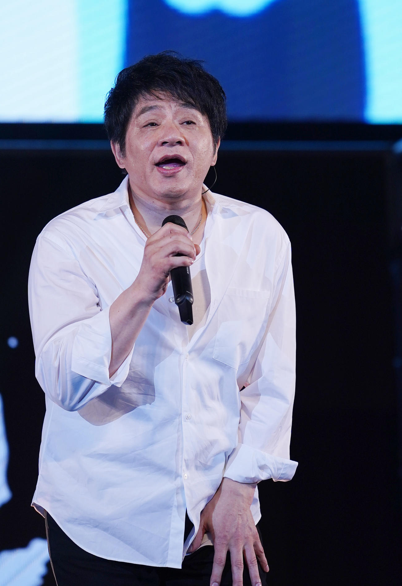 ミニマム級ダブル世界戦　ハーフタイムショーで熱唱するASKA（撮影・狩俣裕三）