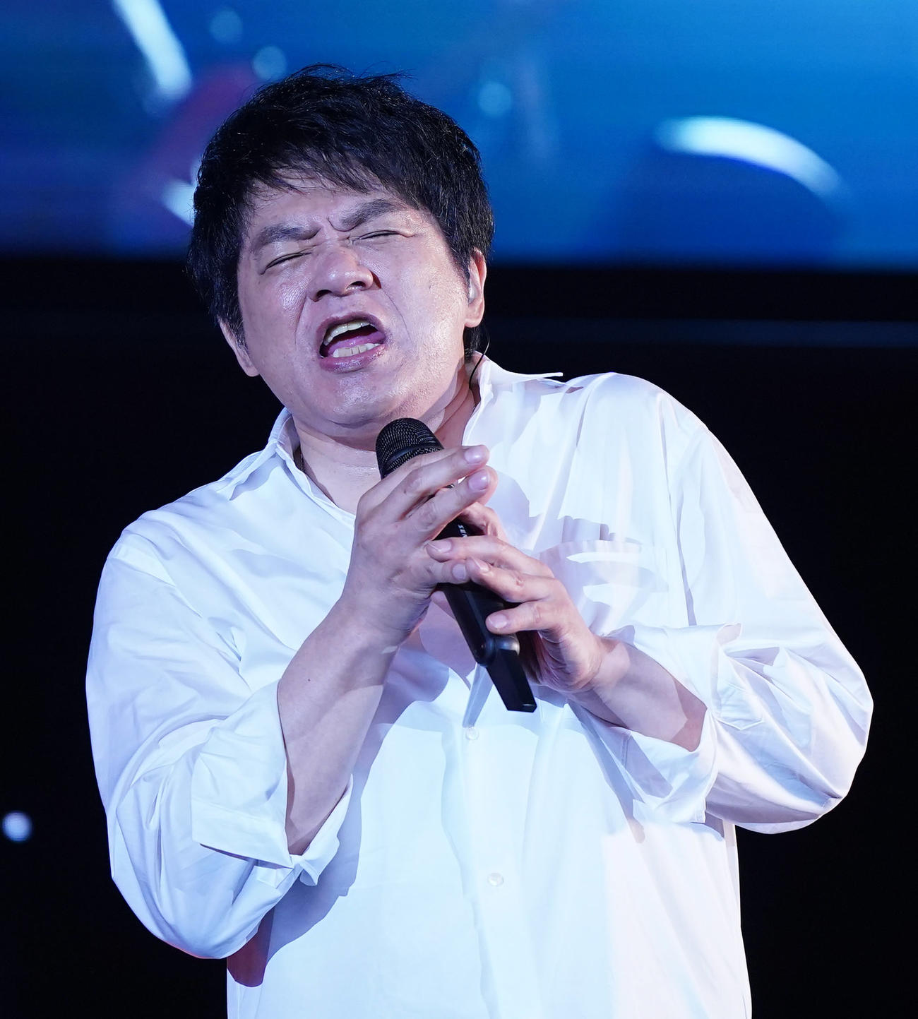 ミニマム級ダブル世界戦　ハーフタイムショーで熱唱するASKA（撮影・狩俣裕三）