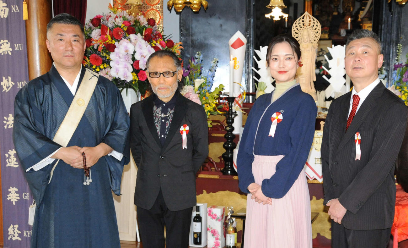 「お江戸の伎芸天　開眼法要」に出席した、左から大澤宏明住職、片岡鶴太郎、タレントの、みほとけ、芸人のコラアゲンはいごうまん（撮影・松尾幸之介）