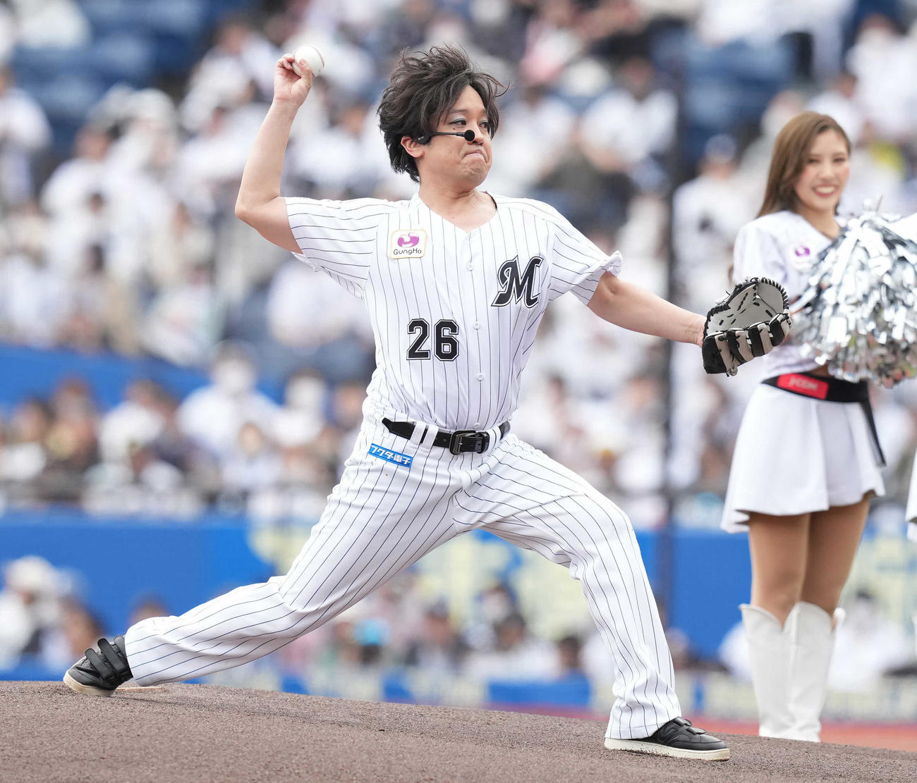ロッテ対楽天　セレモニアルピッチで投球するぺこぱ松陰寺太勇（撮影・鈴木みどり）