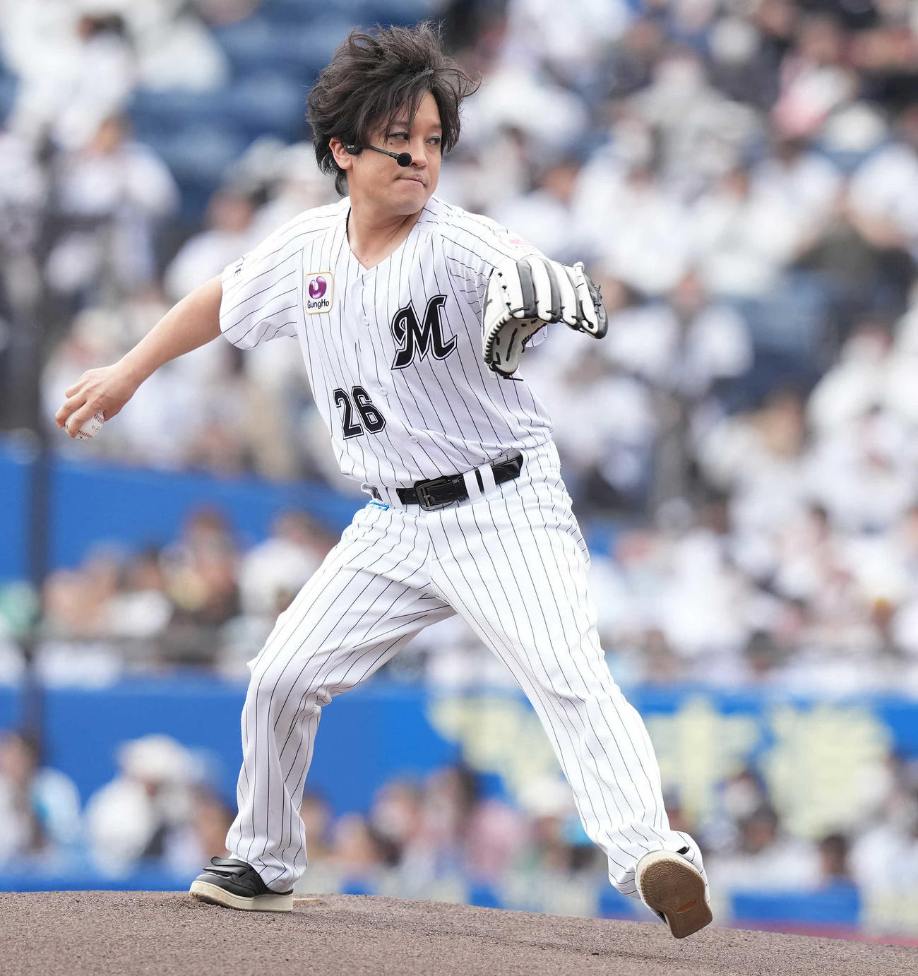 ロッテ対楽天　セレモニアルピッチで投球するぺこぱ松陰寺太勇（撮影・鈴木みどり）