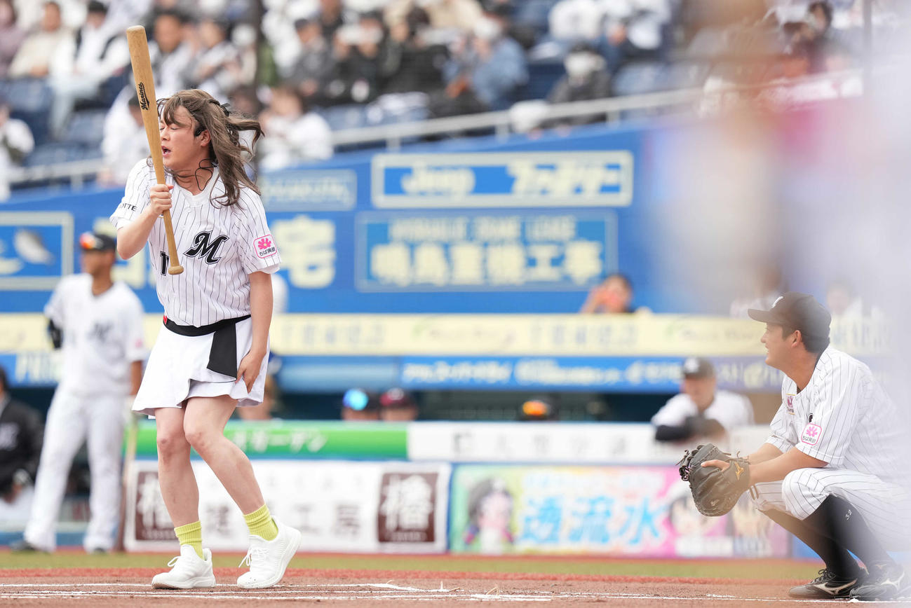 ロッテ対楽天　セレモニアルピッチで打席に立つM☆Splash！！の女装をしたぺこぱシュウペイ。捕手はロッテ佐藤都（撮影・鈴木みどり）