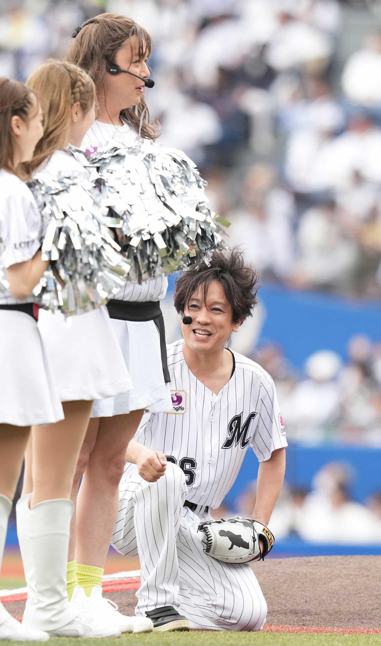 ロッテ対楽天　セレモニアルピッチで、M☆Splash！！の中に紛れていたぺこぱシュウペイと松陰寺太勇（右）（撮影・鈴木みどり）