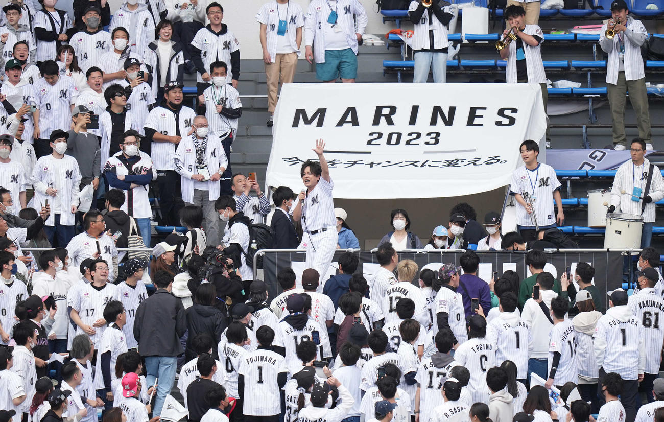 ロッテ対楽天　試合前、怪我で離脱したロッテ荻野の応援歌をファンと一緒に歌うぺこぱの松陰寺太勇（中央）（撮影・鈴木みどり）