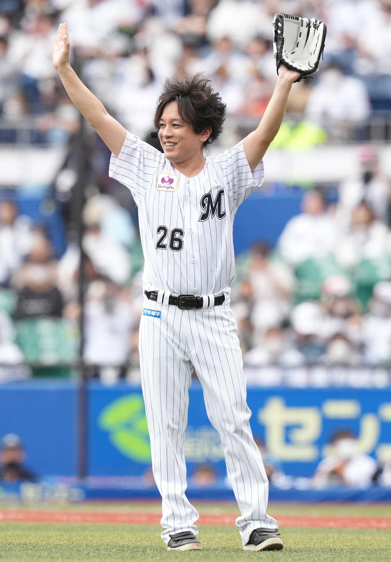 ロッテ対楽天　セレモニアルピッチで投球後、ファンの声援に応えるぺこぱ松陰寺太勇（撮影・鈴木みどり）
