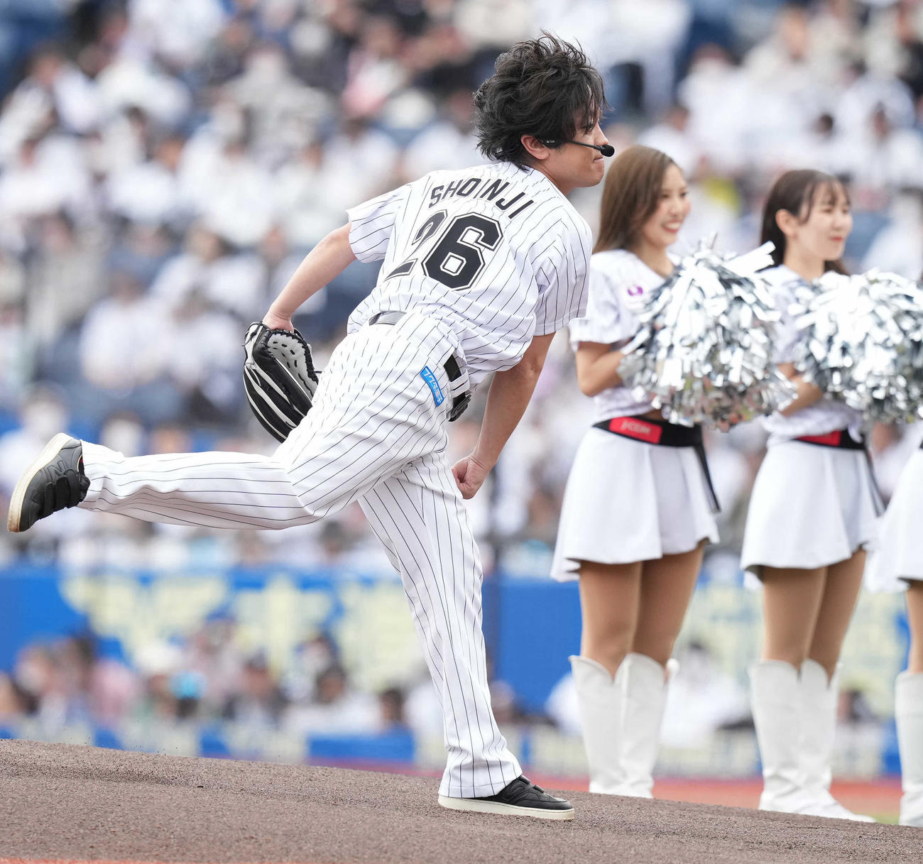 ロッテ対楽天　セレモニアルピッチで投球するぺこぱ松陰寺太勇（撮影・鈴木みどり）