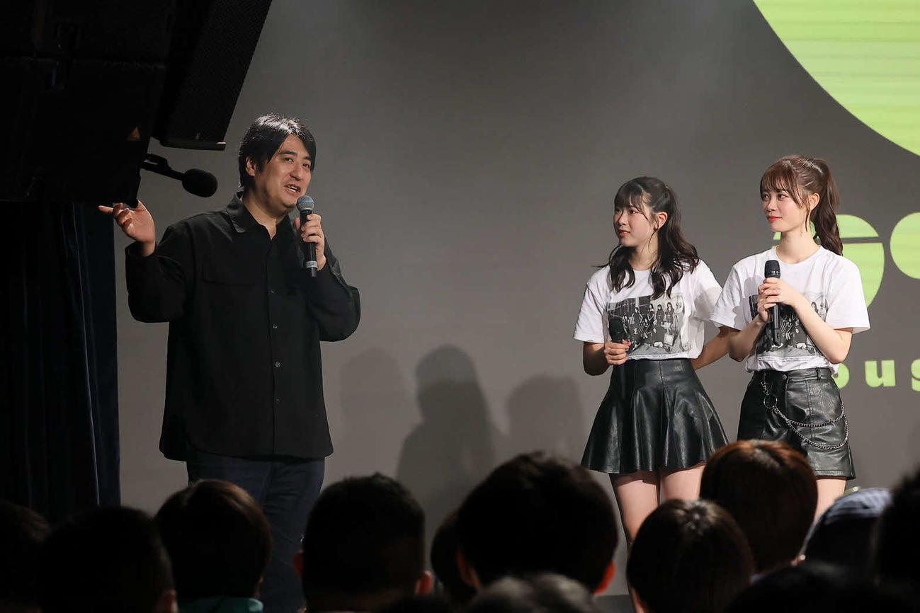 9人組女性アイドルグループ、ラフ×ラフの初単独ライブのステージに姿をみせた佐久間宣行プロデューサー（左端）