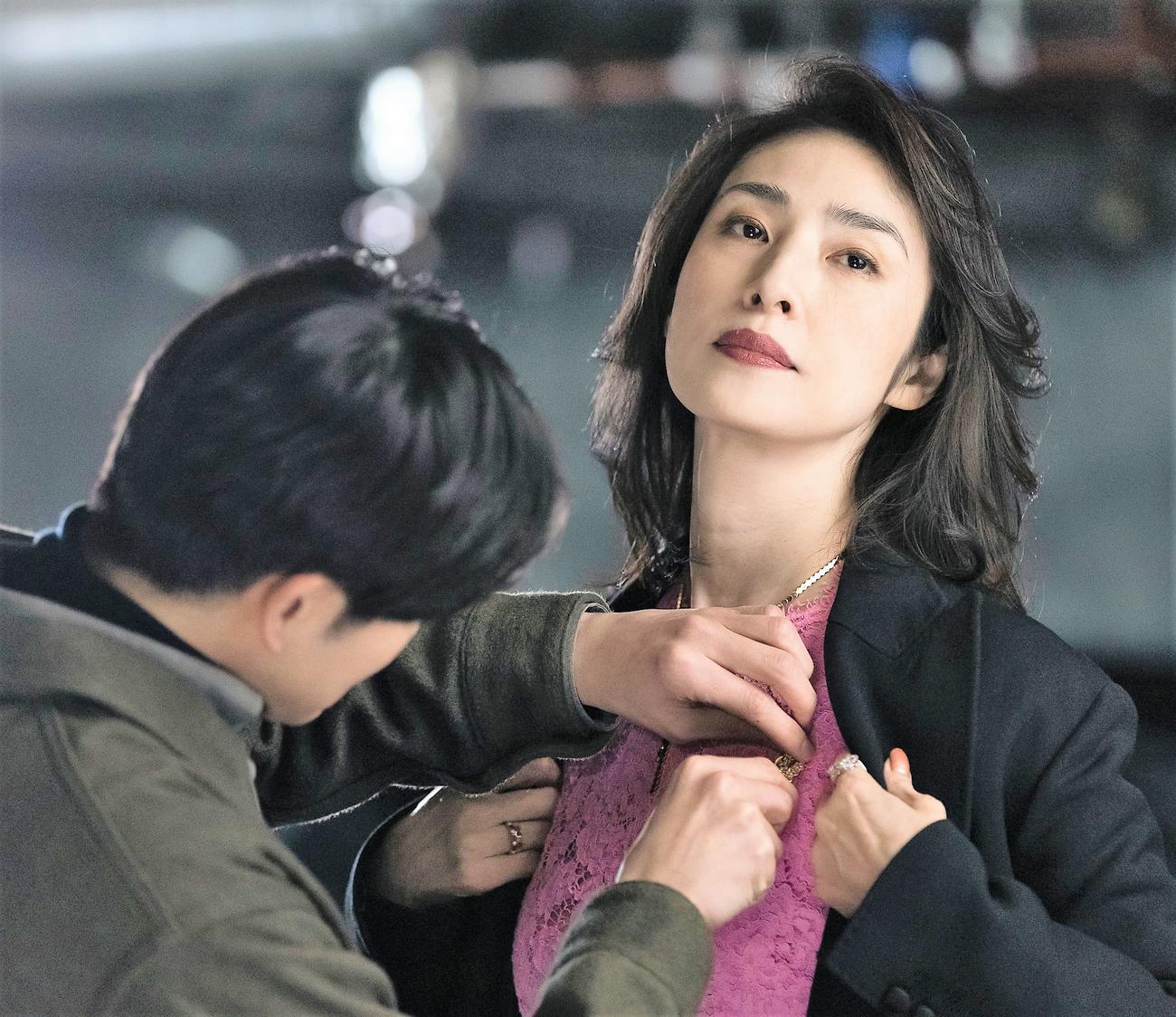 「合理的にあり得ない～探偵・上水流涼子の解明～」に出演す天海祐希、手前は松下洸平（C）カンテレ