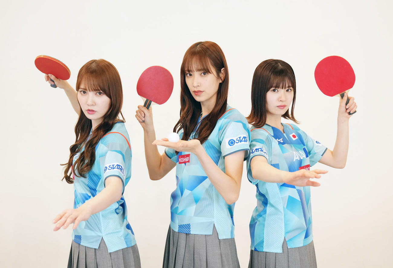テレビ東京「世界卓球」応援サポーターに就任しラケットを手に気合のこもった表情を見せる、左から日向坂46の加藤史帆、佐々木久美、松田好花（撮影・横山健太）