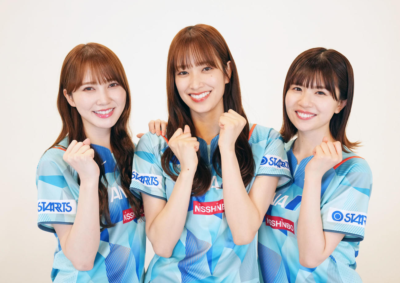 テレビ東京「世界卓球」応援サポーターに就任し笑顔を見せる、左から日向坂46の加藤史帆、佐々木久美、松田好花（撮影・横山健太）