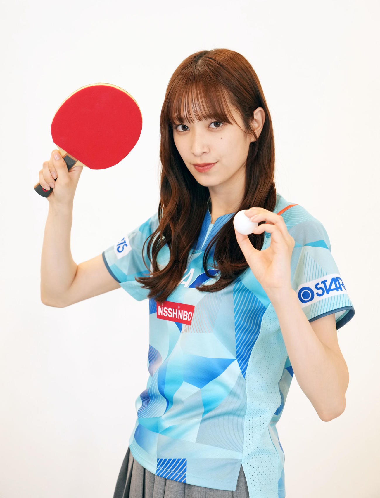 テレビ東京「世界卓球」応援サポーターに就任しラケットを手にポーズを決める日向坂46の佐々木久美（撮影・横山健太）